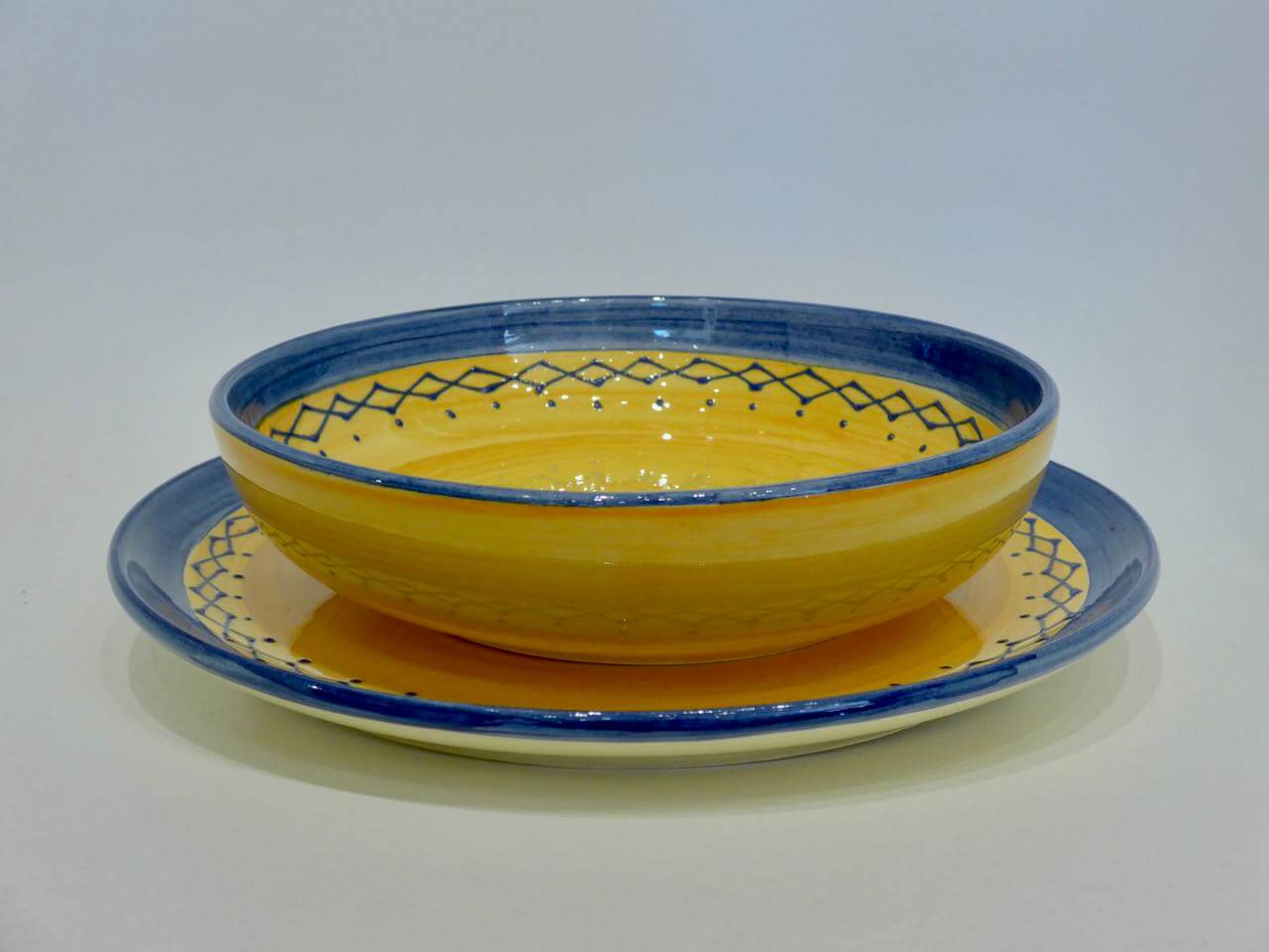 assiette-creuse-poly-jaune-bleu-terre-provence-vaisselle-provencale-saint-remy-de-provence